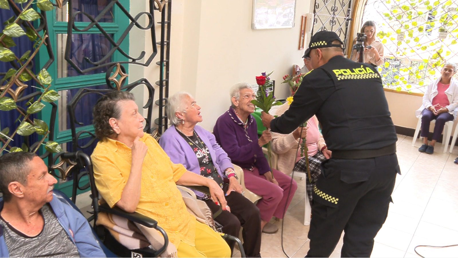 Por el Día de la Madre, Policía Nacional llevó serenata a hogar